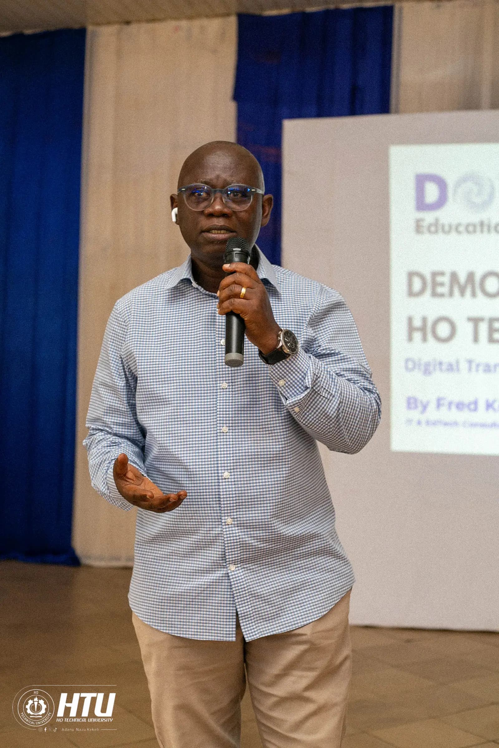 DOTLES consultant presenting a professional training session